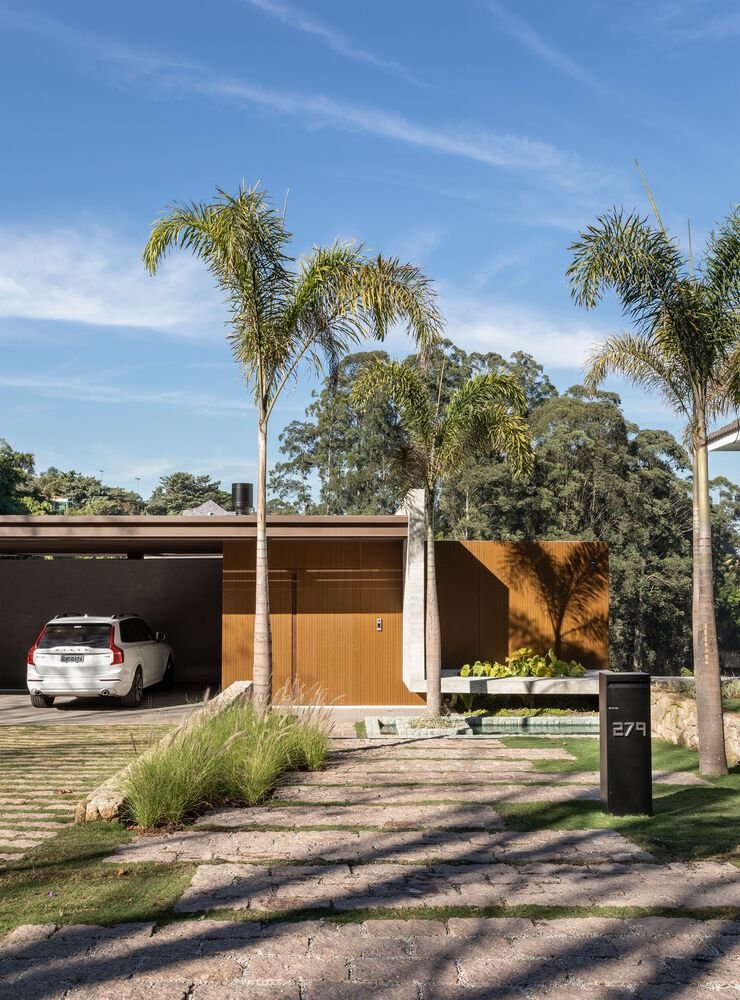 Detalhe de portas de vidro reflecta em armários de luxo em Alphaville.