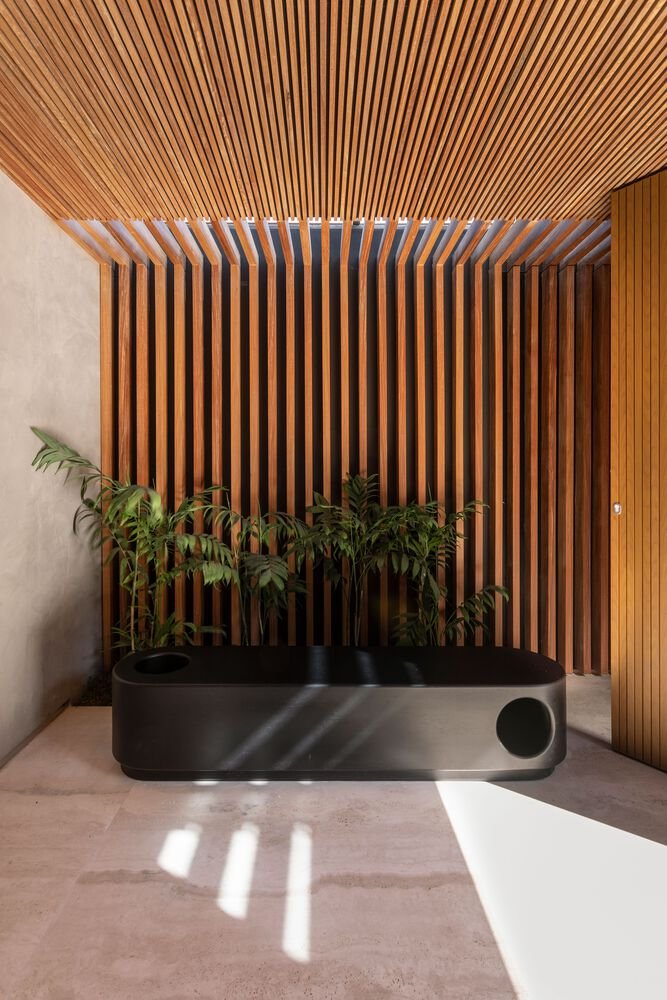 Vendedora explicando detalhes do contrato de móveis planejados em Alphaville.