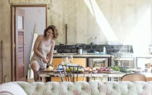 Bruna Linzmeyer abre seu apartamento no RJ
