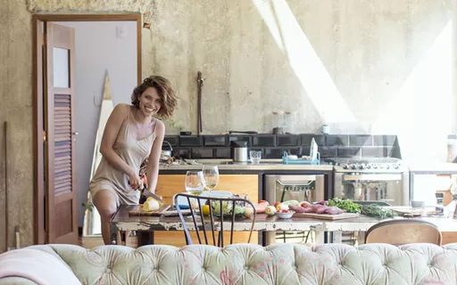 Bruna Linzmeyer abre seu apartamento no RJ