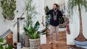 Marcelo Rosenbaum mostra seu apartamento cheio de verde e brasilidade