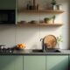 Transforme sua casa nova com plantas! Guia prático de plantas para casa, mesmo para quem esquece de regar. Integre plantas na decoração com móveis planejados e crie ambientes mais vivos e acolhedores. Descubra qual planta ter em casa!