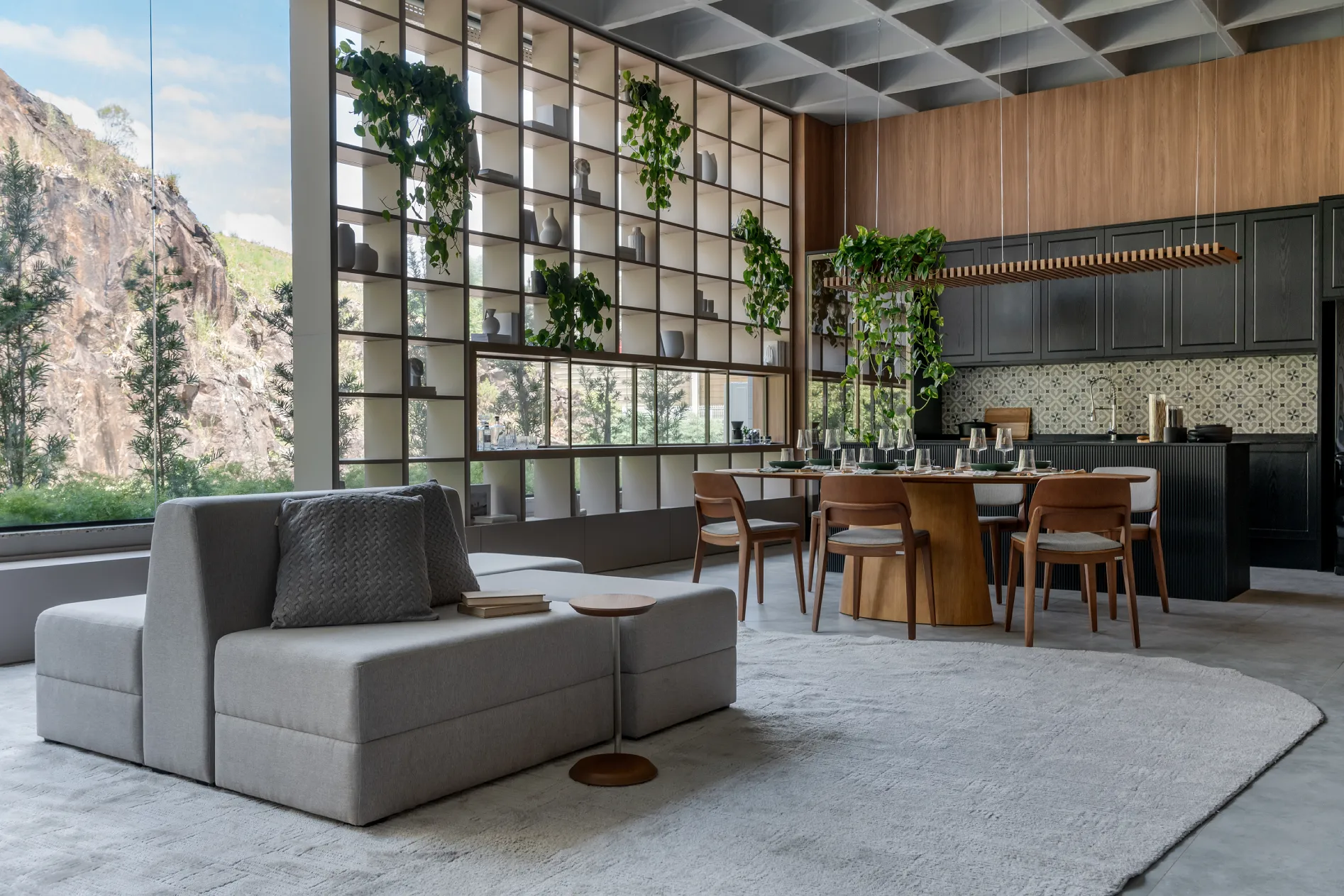 Cozinha planejada de alto padrão em residência de Campinas.