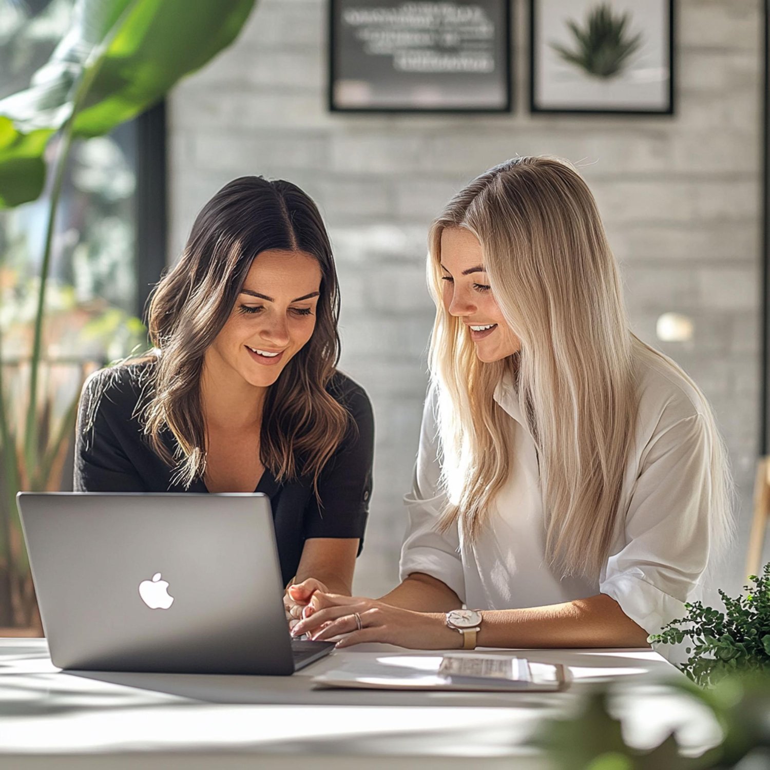 Duas mulheres comparando orçamentos e navegando em um notebook, representando a busca por soluções de móveis planejados.