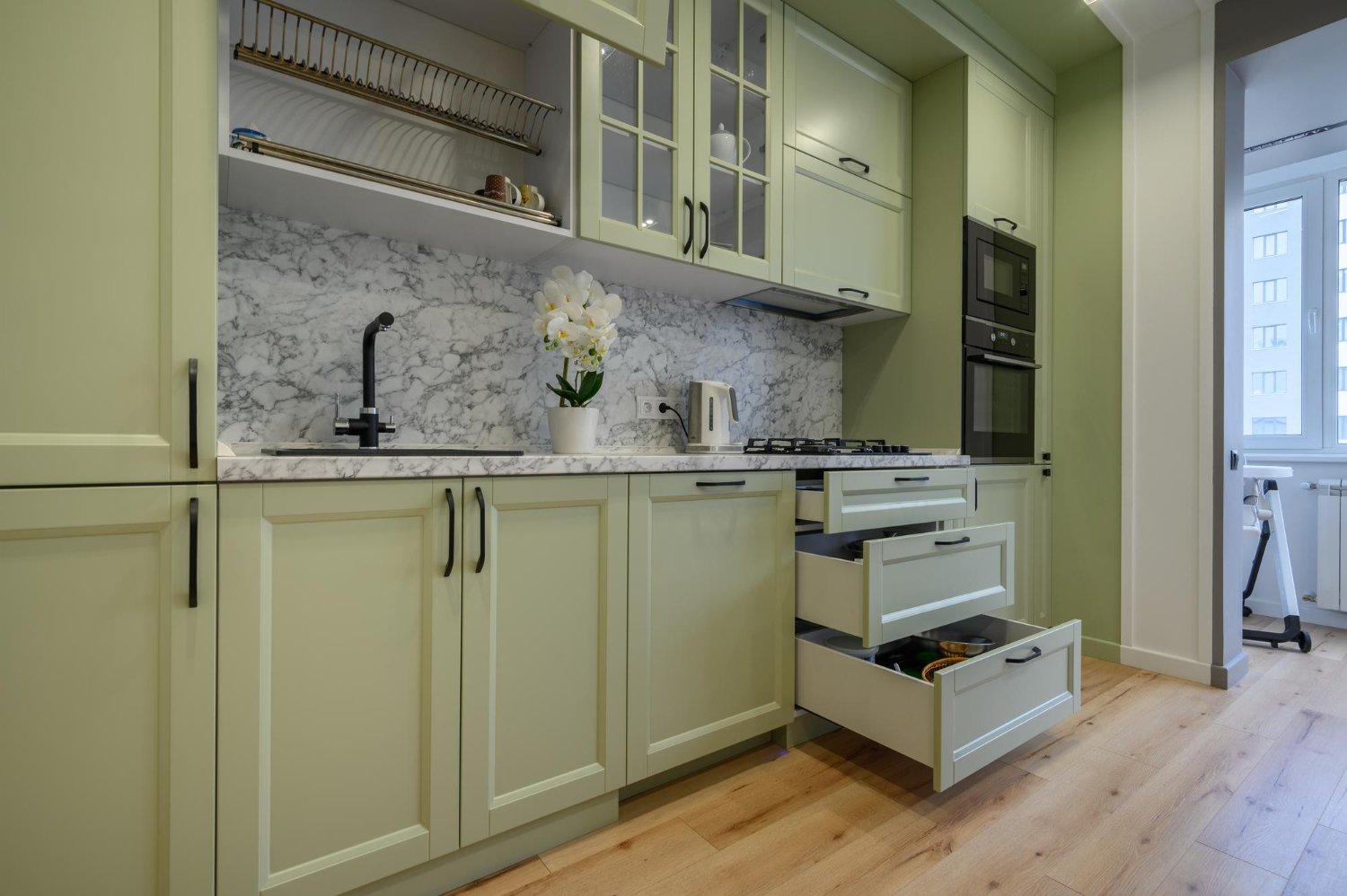 Cozinha moderna com móveis planejados de alto padrão