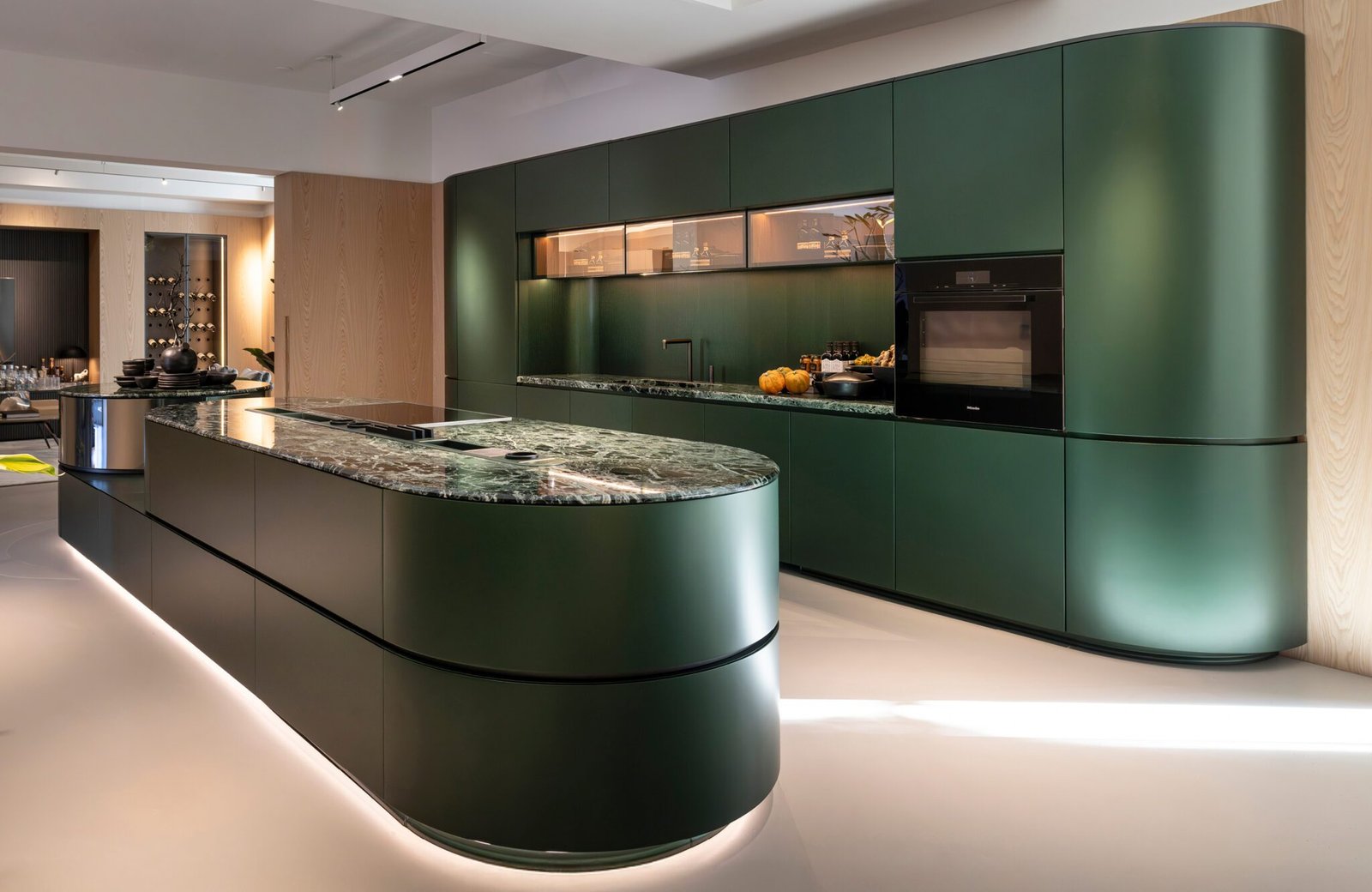 Cozinha com design refinado e móveis planejados da marca Florense.