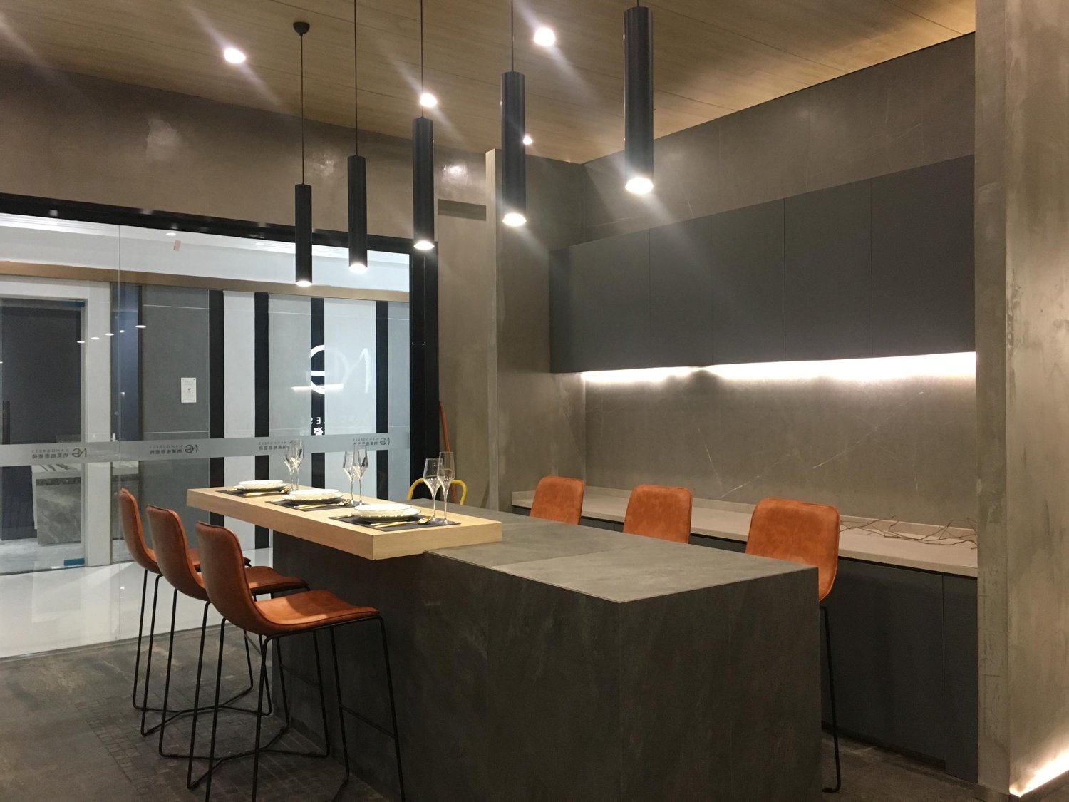 Iluminação estratégica com fitas de LED em cozinha planejada