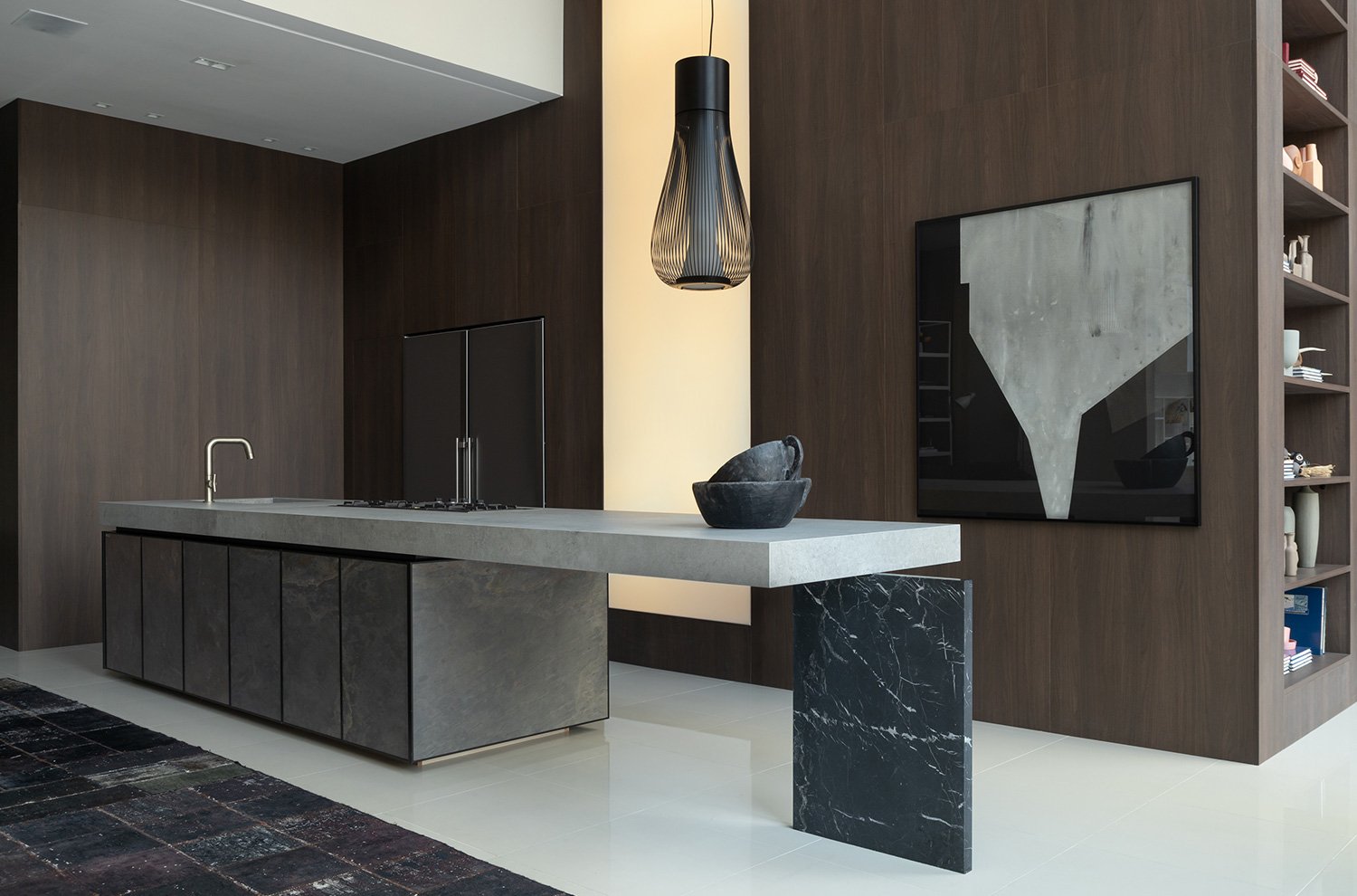 Cozinha de alto padrão com móveis planejados da marca Kitchens.