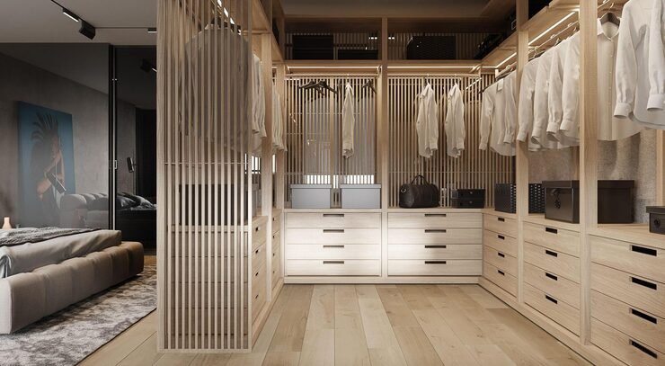 Walk-in closet de luxo com ilha central e iluminação planejada.