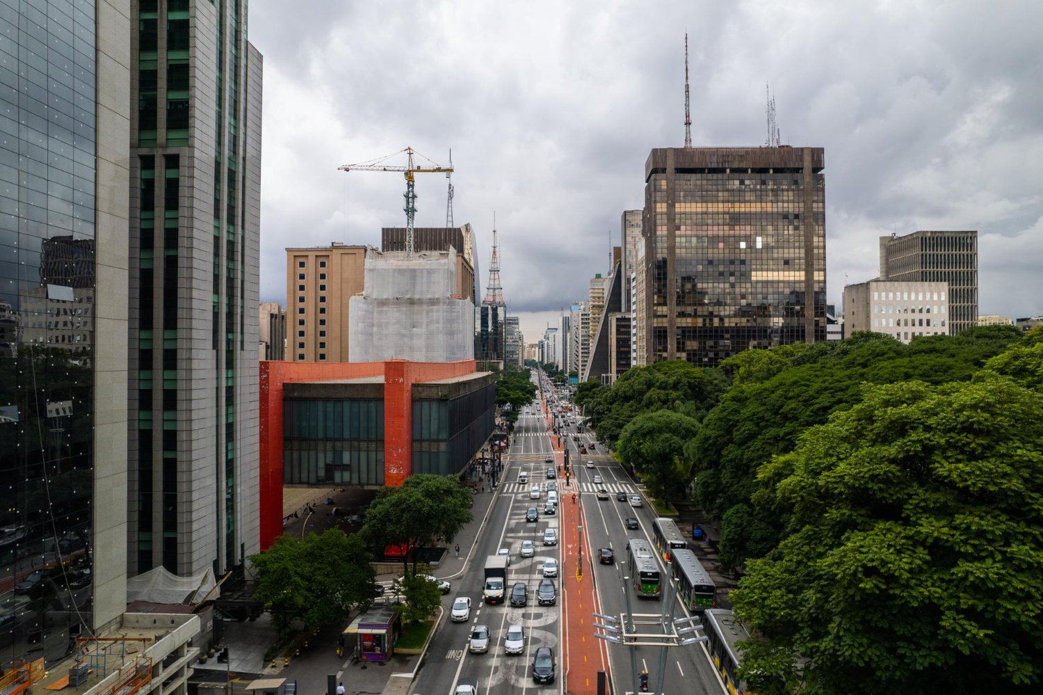 Apartamento de luxo em São Paulo com móveis planejados e vista para a cidade.