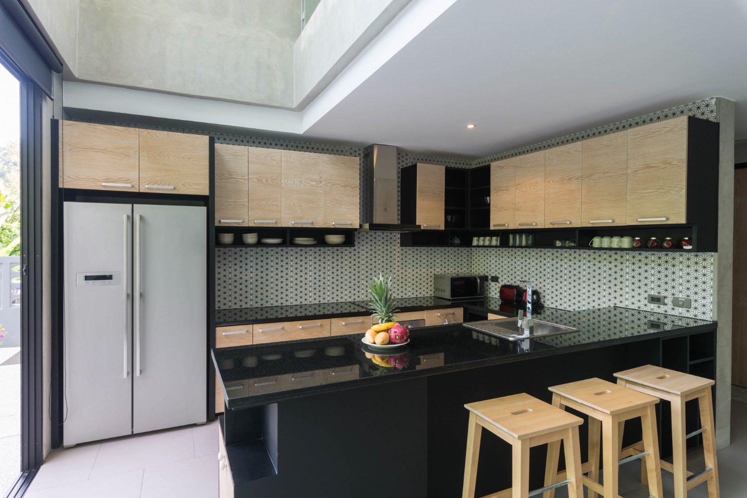 Detalhe dos armários e bancada de uma cozinha planejada, mostrando a fase de escolha de estilos e acabamentos.