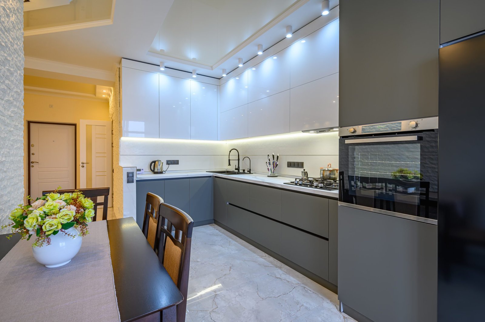 Cozinha planejada moderna e funcional, mostrando como o bom uso do espaço valoriza o imóvel.