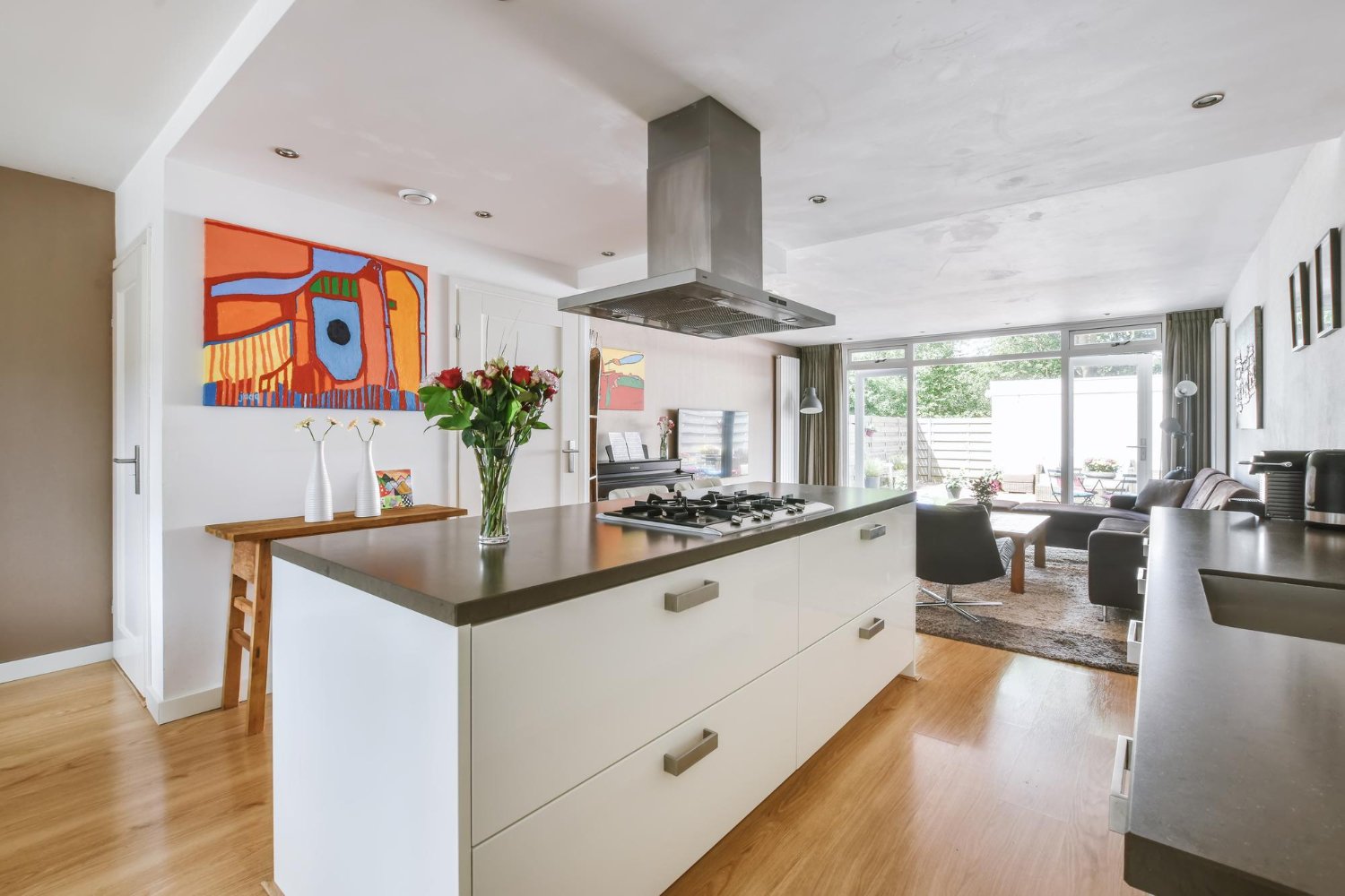 Cozinha planejada com armários sem puxadores, criando um visual limpo e integrado ao ambiente.