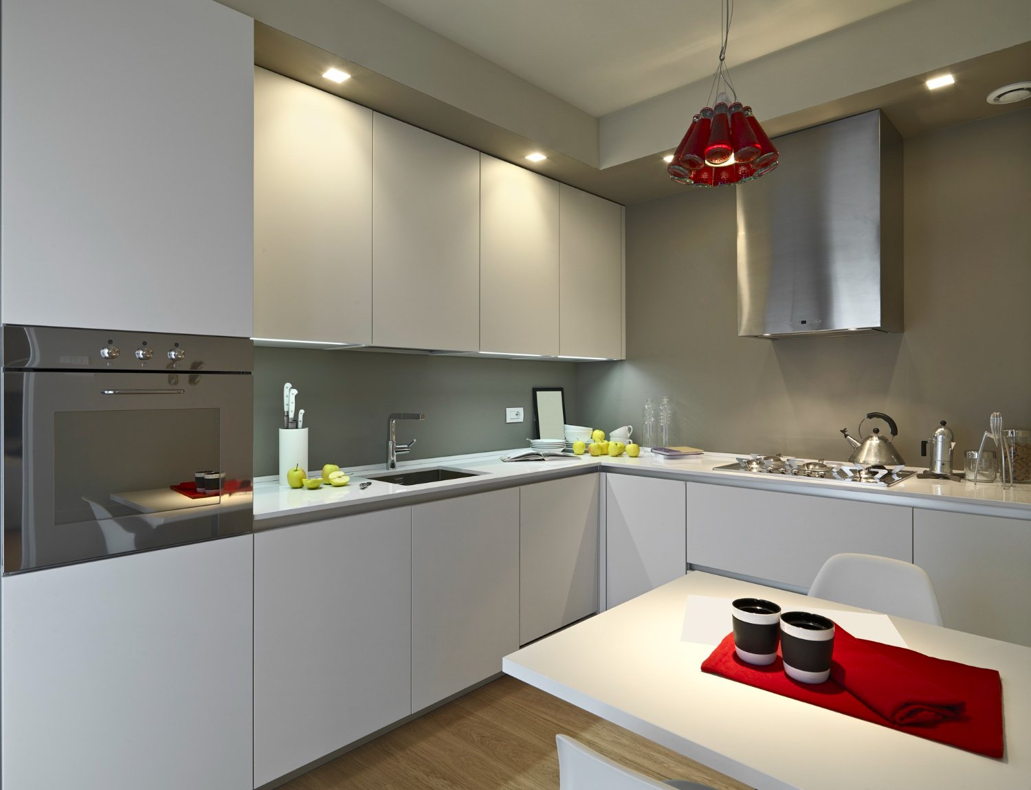 Cozinha planejada com acabamento em laca, um exemplo de material premium que influencia no orçamento.