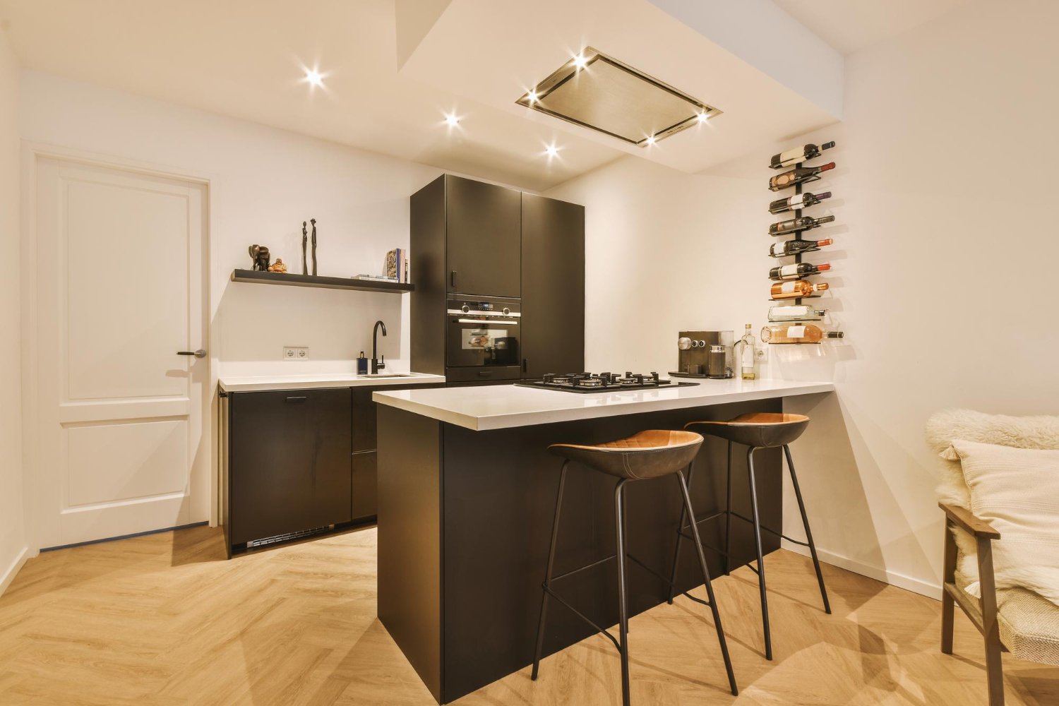 Prateleiras em vez de armários em cozinha planejada para apartamento pequeno.