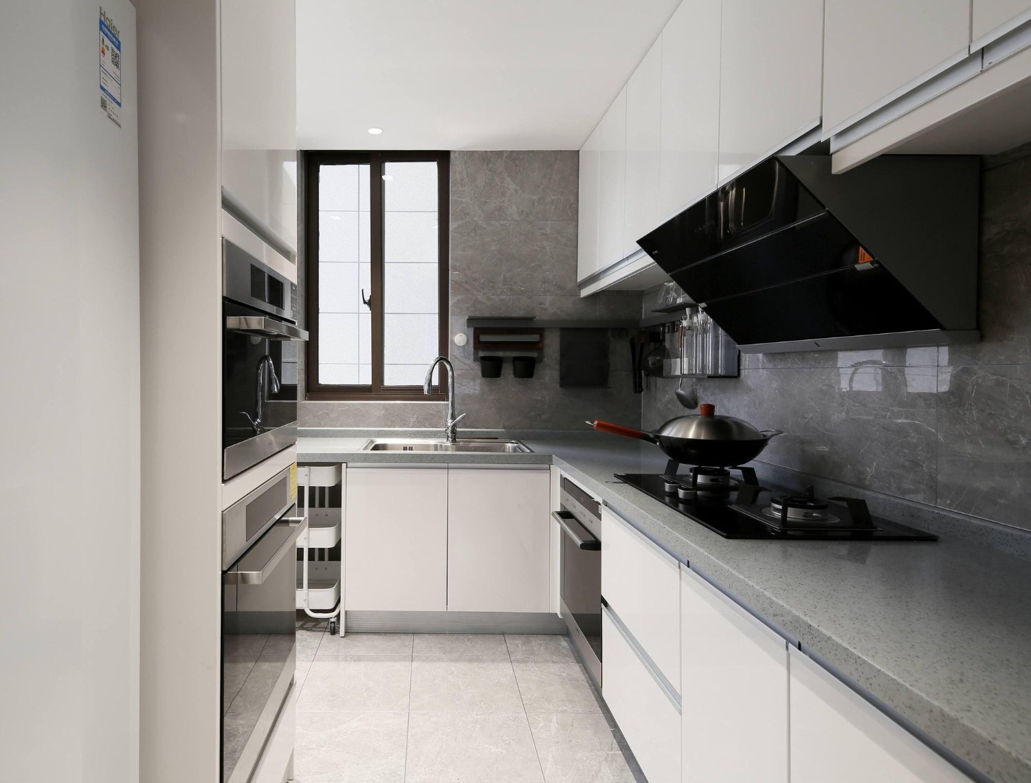Iluminação de LED embutida em cozinha planejada para apartamento pequeno.