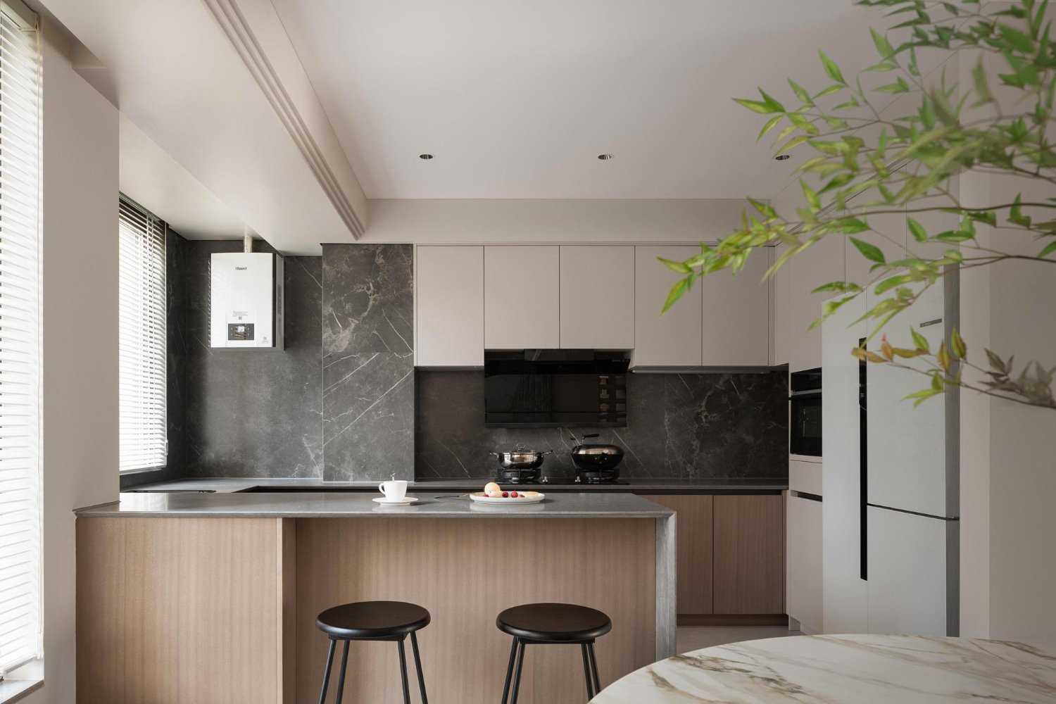 Bancada de cozinha planejada para apartamento pequeno integrando ambientes.