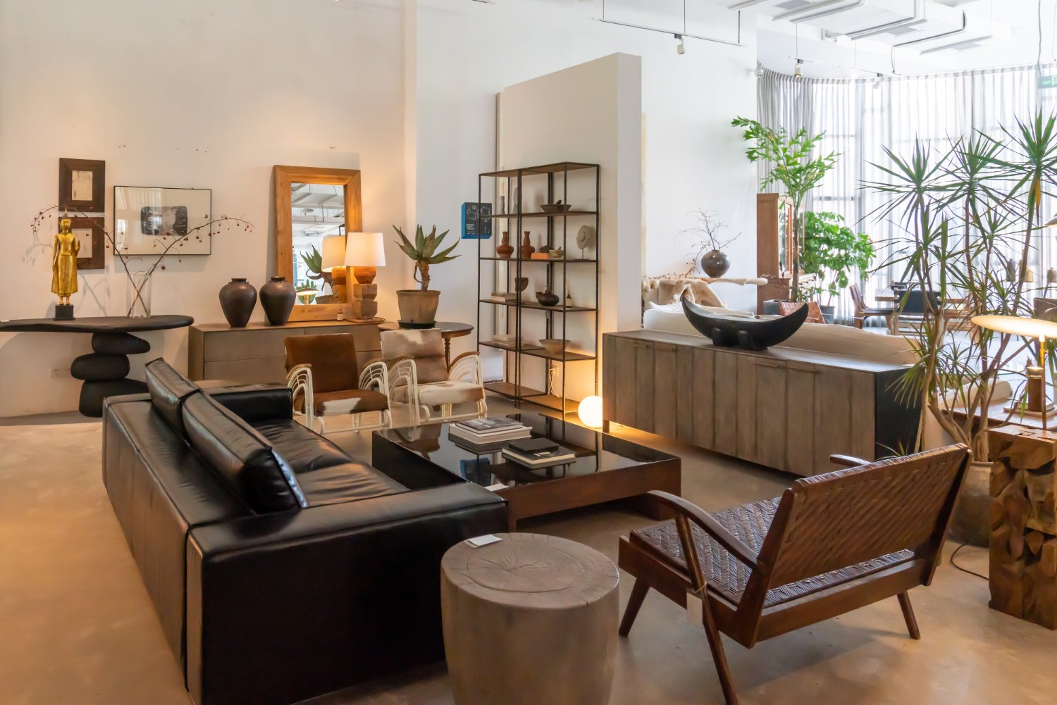 Cliente analisando a planta de sua casa planejada, prestes a escolher a loja de móveis planejados.