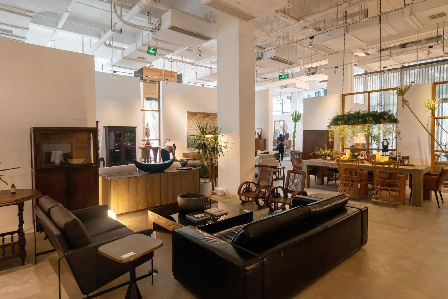 Cartões de visita e logotipos de várias lojas de móveis planejados, representando a pesquisa exaustiva.