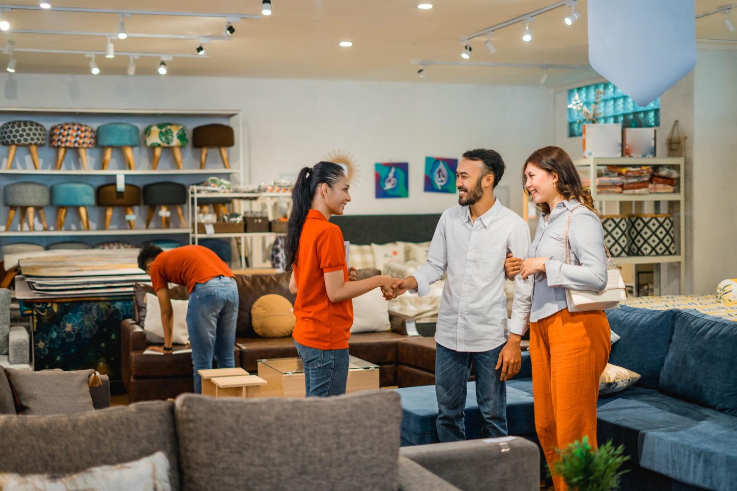 Equipe de consultores da Projefacil analisando e selecionando lojas de móveis planejados de alta qualidade.