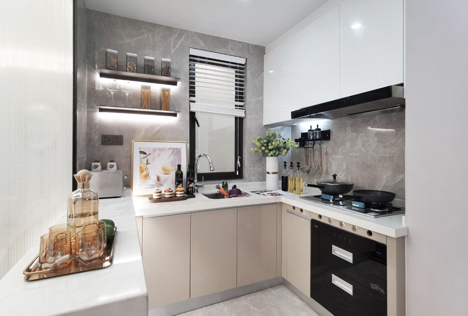 Visão geral de cozinha planejada integrada com bancada