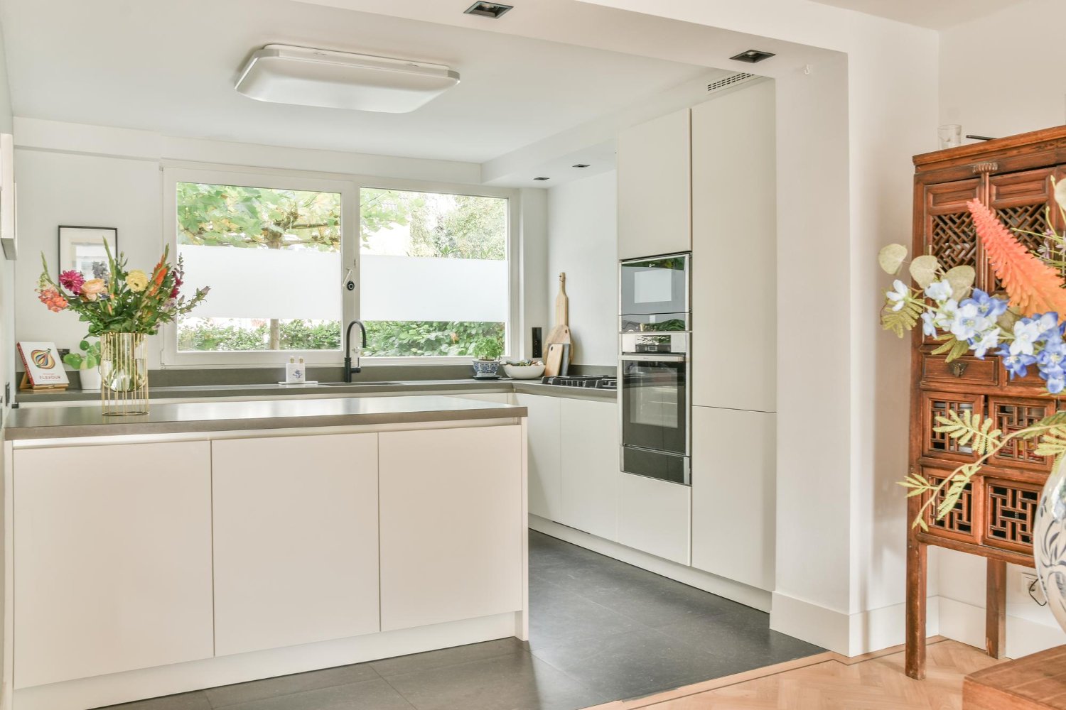 Cozinha com ilha multifuncional e torre quente