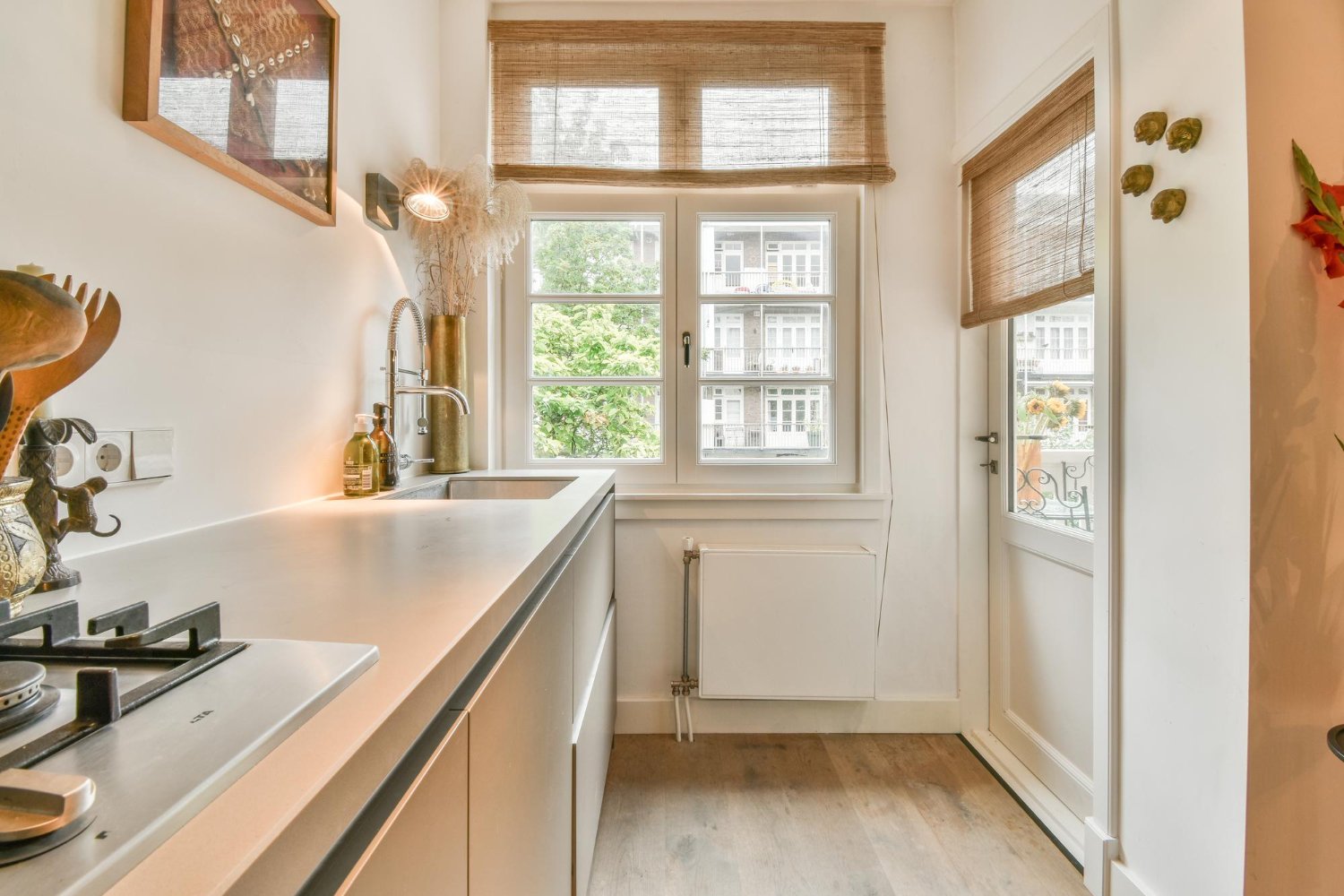 Cozinha planejada com tons neutros e detalhes em madeira