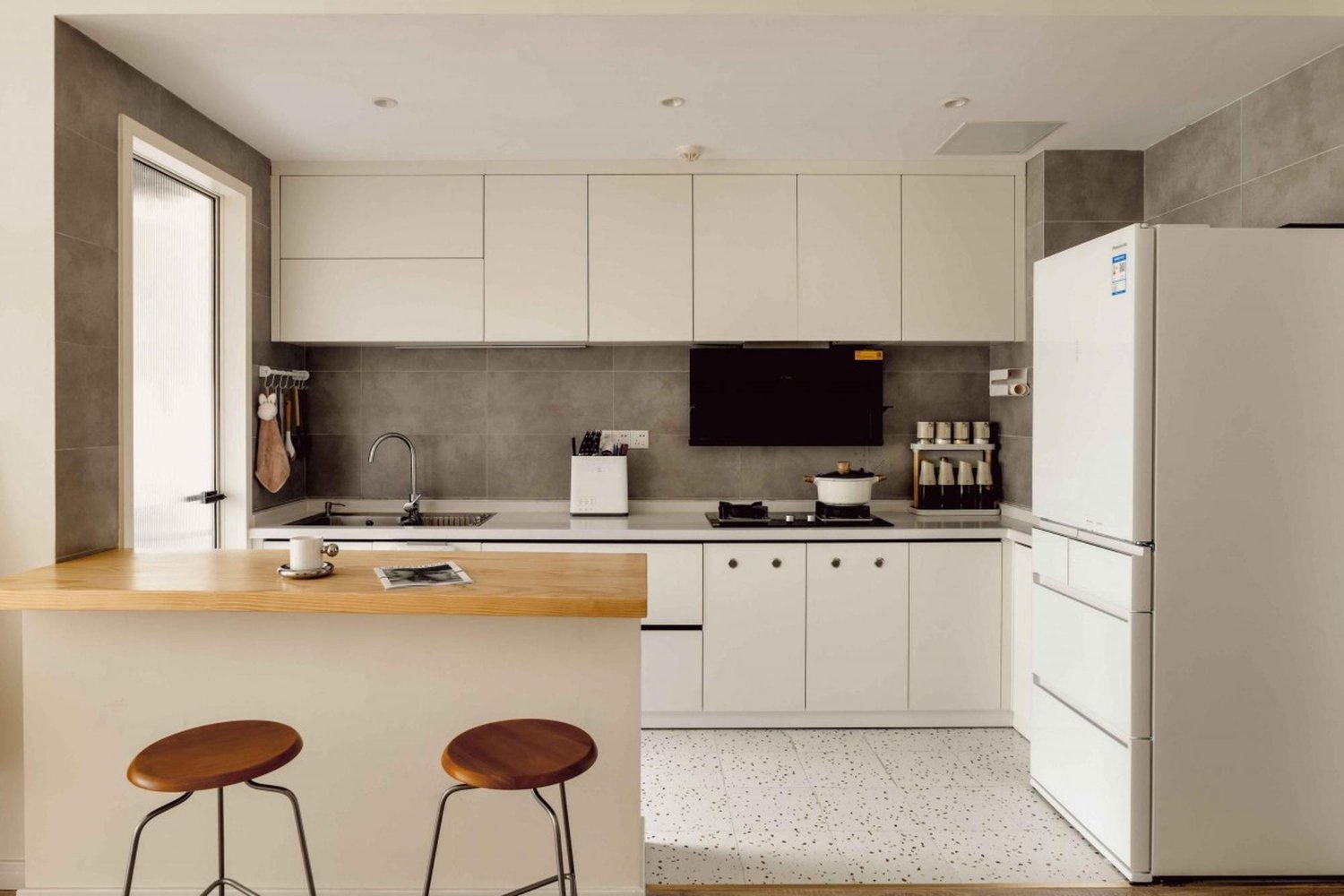 Iluminação LED embutida em móveis planejados de cozinha