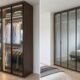 Nem Aberto, Nem Fechado Por que o Closet com Vidro Reflecta é a Tendência de 2026
