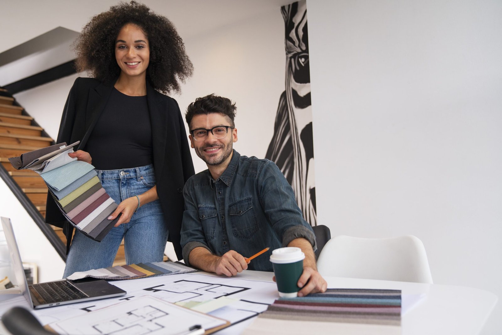 Cliente recebendo consultoria de materiais e acabamentos.