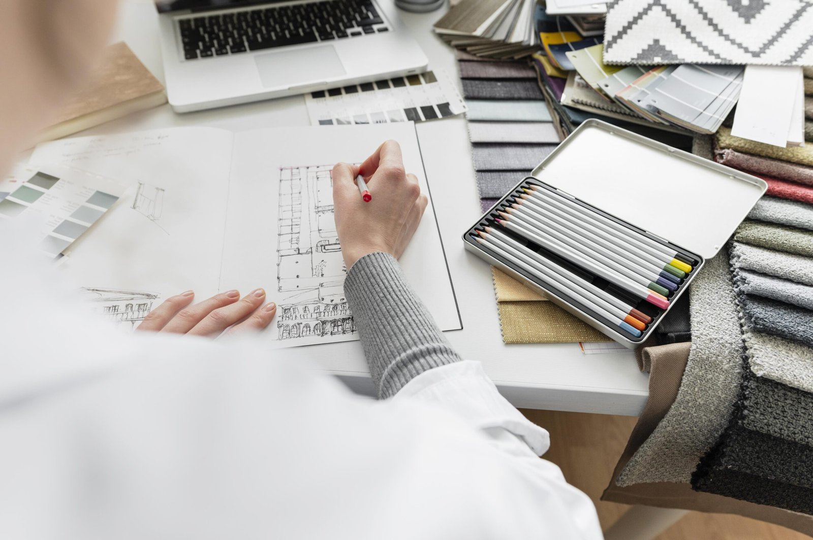 Móveis de alto padrão instalados em residência de Alphaville.