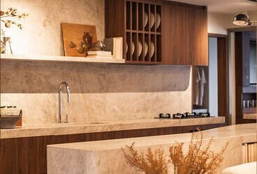 Vai mobiliar no Guarujá? Do Iporanga às Astúrias, auditamos as melhores lojas (Enseada, Adhemar de Barros, Puglisi) para garantir design e proteção total contra maresia.