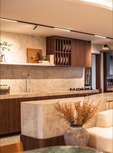 Vai mobiliar no Guarujá? Do Iporanga às Astúrias, auditamos as melhores lojas (Enseada, Adhemar de Barros, Puglisi) para garantir design e proteção total contra maresia.