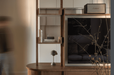 Vai mobiliar em Cotia ou Granja Viana? Do condomínio na Raposo Tavares ao centro, auditamos as melhores lojas para garantir durabilidade, resistência à umidade e entrega.