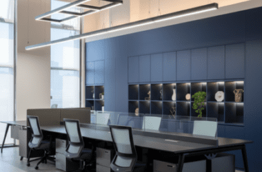 Vai mobiliar na Praia Grande? Do Canto do Forte à Aviação, auditamos as melhores lojas (Kennedy, Marechal Mallet, Costa e Silva) para garantir design e proteção contra o mar.