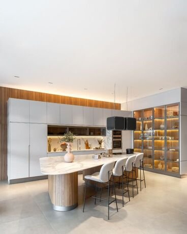 Vai mobiliar no Vila da Serra ou Vale do Sereno? Auditamos as melhores lojas de luxo para garantir design de grife e proteção total contra a umidade das montanhas.