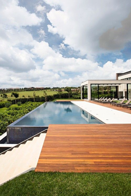 A calha coletora de água oculta sob a borda