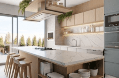 Detalhe de balcão de cozinha americana com banquetas de madeira e estofado escuro. Guia técnico de medida de balcão de cozinha e altura ideal para banquetas.