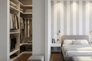 Banheiro aberto para o quarto com banheira de imersão, bancada de quartzo com duas cubas e revestimento em tons neutros.