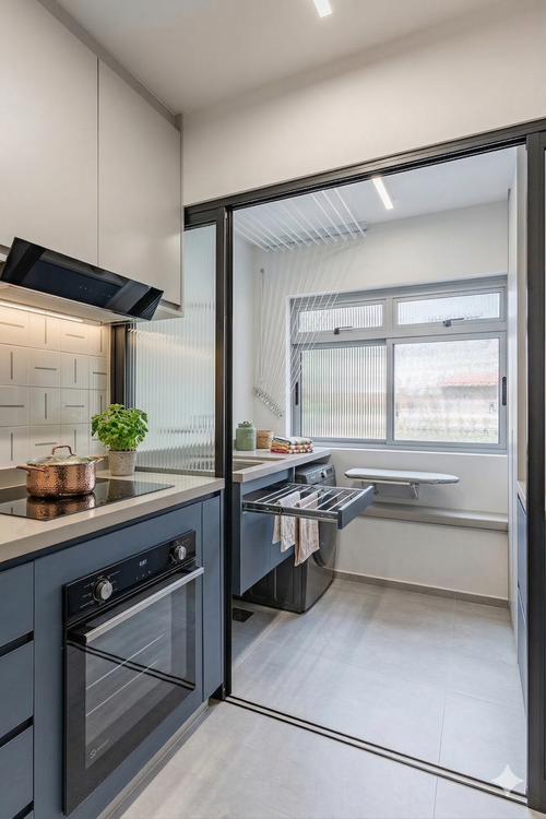 Projeto de lavanderia camuflada com portas brancas e puxadores em cava - ProjeFácil