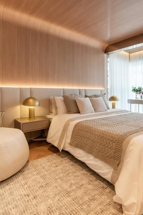 Banheiro de casal com cuba dupla de apoio branca, bancada de mármore e espelhos redondos com iluminação LED retroiluminada. Exemplo de banheiro suíte master luxo da ProjeFácil.