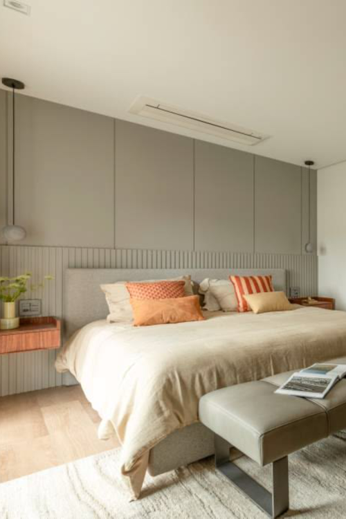 Efeito da iluminação embutida de LED 2700K sobre as cores da parede do quarto.