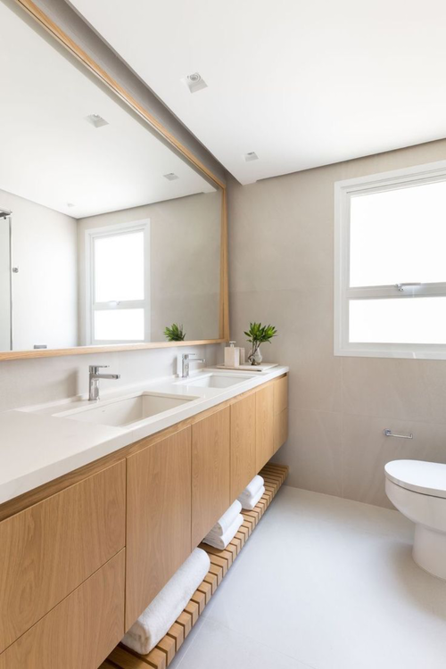 Ergonomia na bancada do banheiro com duas cubas de apoio