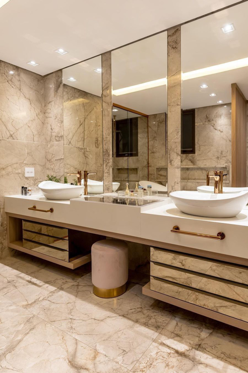 Iluminação frontal em espelho de banheiro de casal duplo