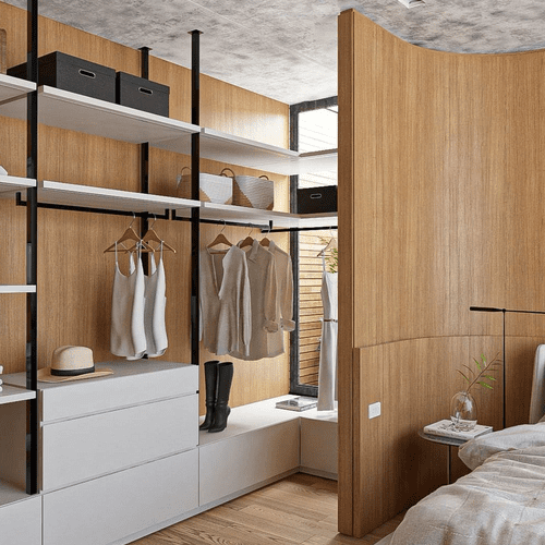 Closet aberto planejado em madeira escura com nichos iluminados por fitas de LED verticais e roupas organizadas por cores. Exemplo de vantagens closet aberto.