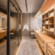 Quarto de casal com closet fechado por portas de laca cinza sem puxadores aparentes (fecho-toque). Estética de closet planejado com portas.