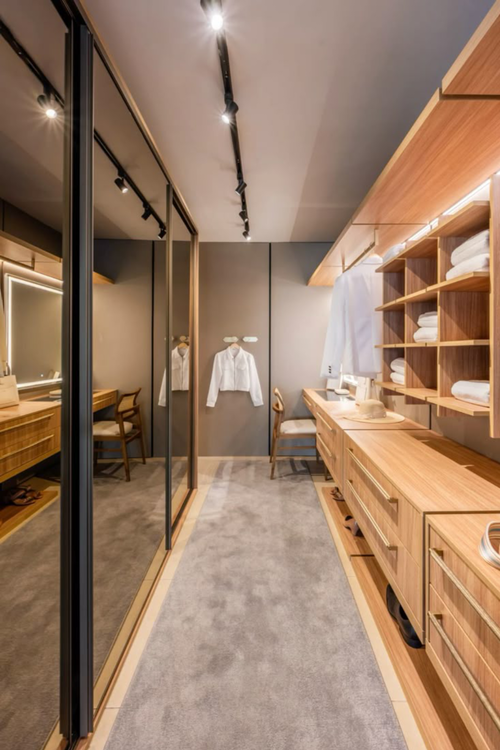 Detalhe do interior da marcenaria de um closet com gaveteiros, prateleiras e excelente distribuição estrutural.