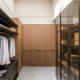 Detalhe superior de closet planejado mostrando cabideiros metálicos e iluminação embutida no teto (spots). Comparativo closet aberto vs fechado.