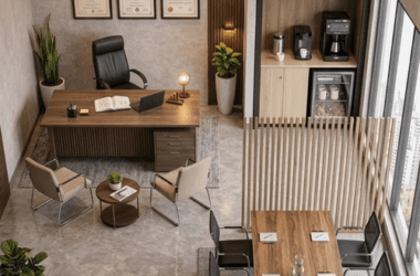 Parede de fundo para home office com estante planejada em madeira escura, livros organizados e nichos com iluminação LED de destaque. Cenário profissional para videochamada.