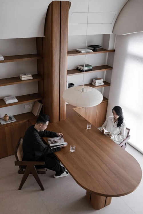 Painel ripado moderno com marcenaria inteligente ocultando fios